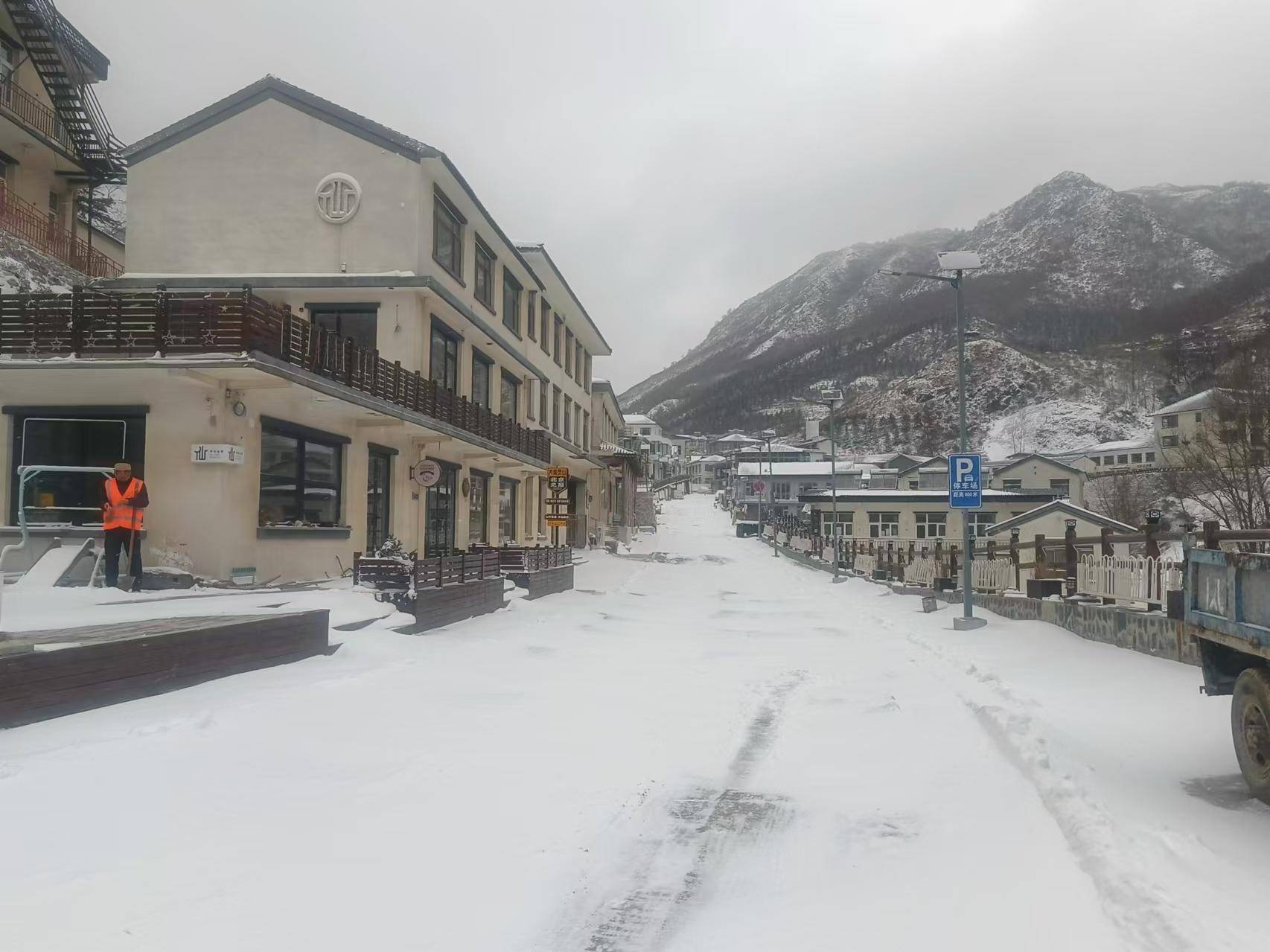 北京海拔最高山村：積雪已沒過腳面，山林銀裝素裹