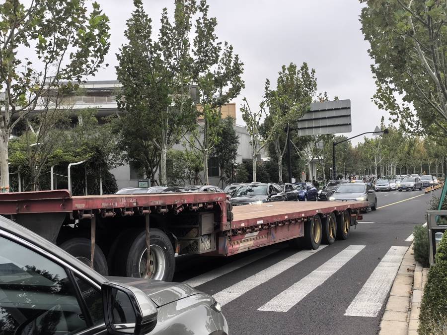 車庫(kù)寧可空著也不給停？300多輛車被硬擠到馬路上！浦東這些場(chǎng)館怎么了？