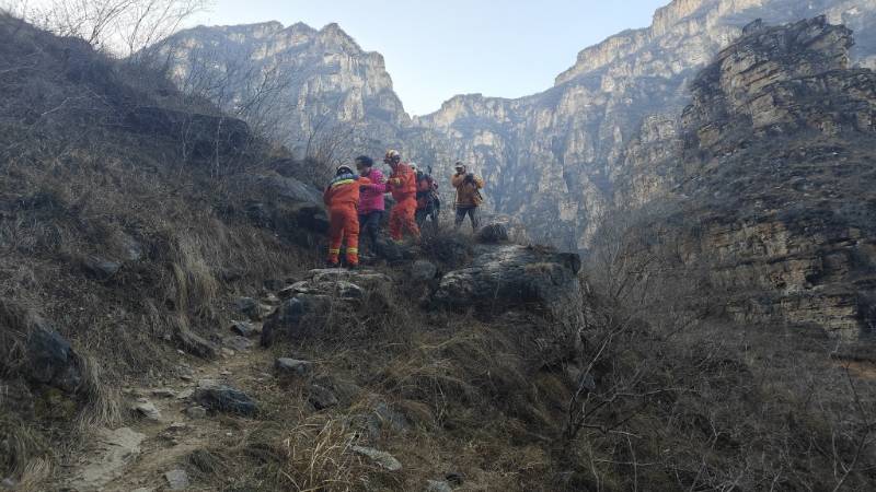 河北保定游客到北京房山登山游玩意外受傷 消防人員全力營救