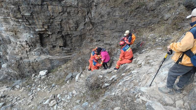 河北保定游客到北京房山登山游玩意外受傷 消防人員全力營救