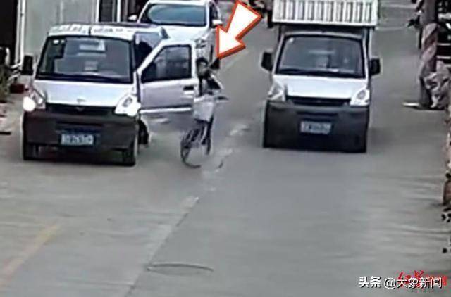 男孩騎單車遭遇“開門殺”，摔倒后又被小貨車碾壓 廣東汕頭有關部門：及時送醫(yī)，無生命危險