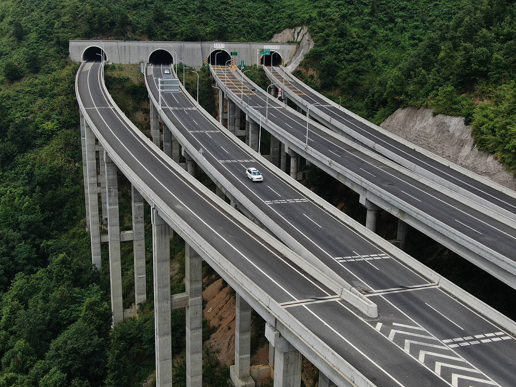 交警高速設(shè)卡攔截處罰超速車，如此“擦邊”為安全還是搞錢