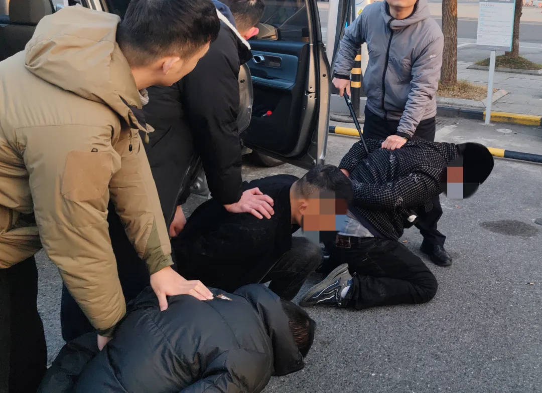 98年民警抓捕嫌犯時(shí)受傷流血，經(jīng)調(diào)查嫌犯5人有3人患艾滋，最新進(jìn)展：正留院觀察