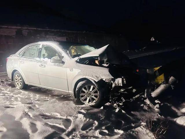 浙江女司機雪夜被困川西高原，為避免墜崖撞向路邊防護欄受傷 警方凌晨緊急救援