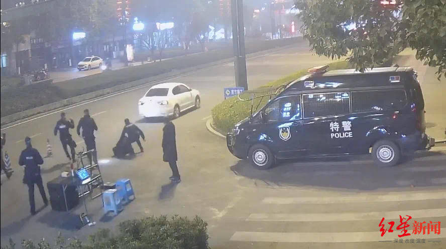 男子車內(nèi)放疑似槍支遇檢查強(qiáng)行沖卡致一輔警被拖行受傷，已被抓獲！“槍支”正在鑒定