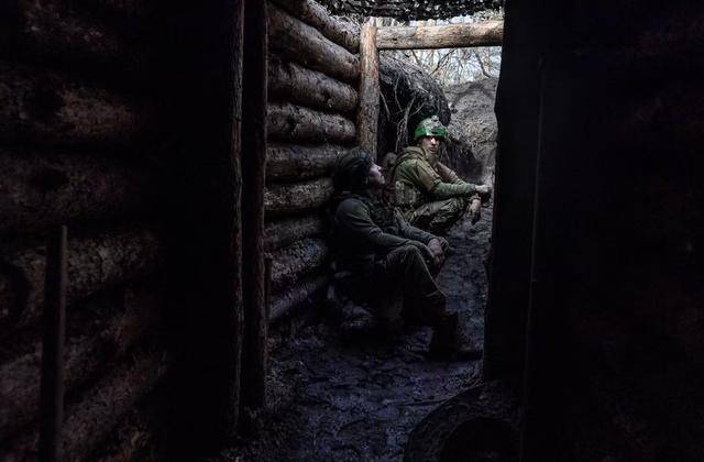 “屠村行動”打響！白人雇傭軍掃射平民，臨走給俄軍留下一面旗幟