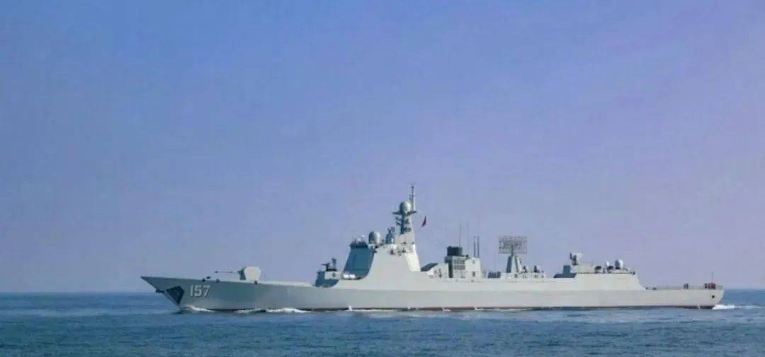 兩岸軍艦再次對峙，臺軍挑釁遭解放軍駁斥，052D卸下主炮炮衣亮劍，臺艦艇灰溜溜撤離，島內(nèi)“綠媒”氣得跳腳