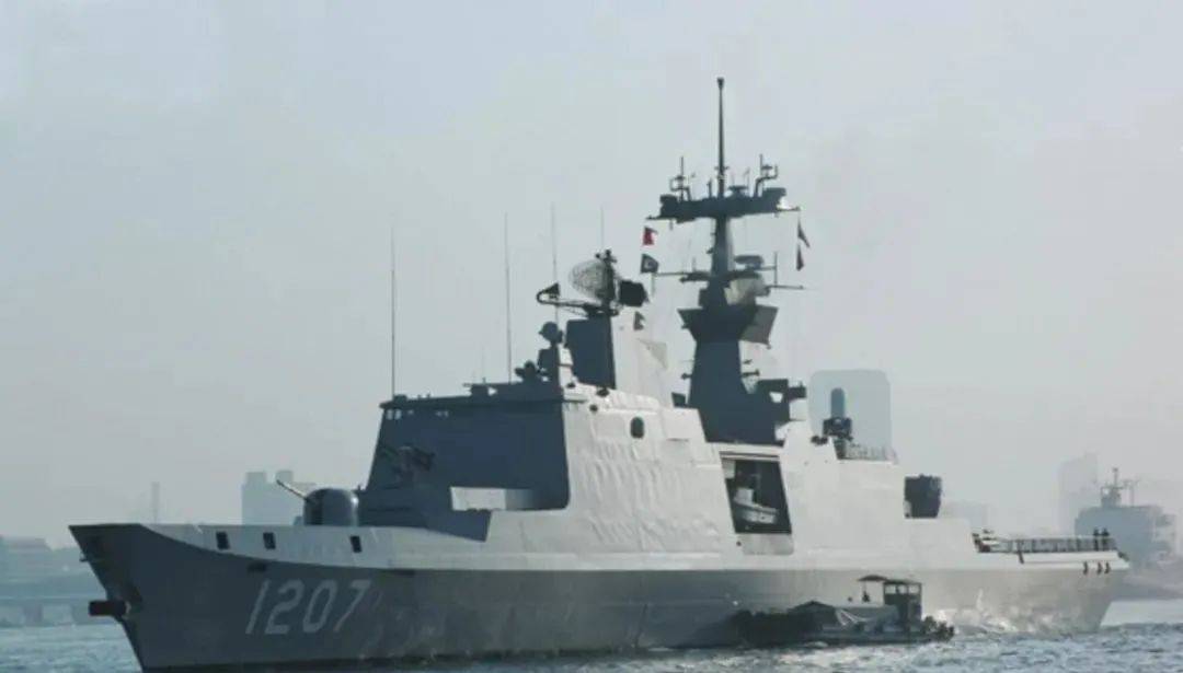 兩岸軍艦再次對峙，臺軍挑釁遭解放軍駁斥，052D卸下主炮炮衣亮劍，臺艦艇灰溜溜撤離，島內(nèi)“綠媒”氣得跳腳